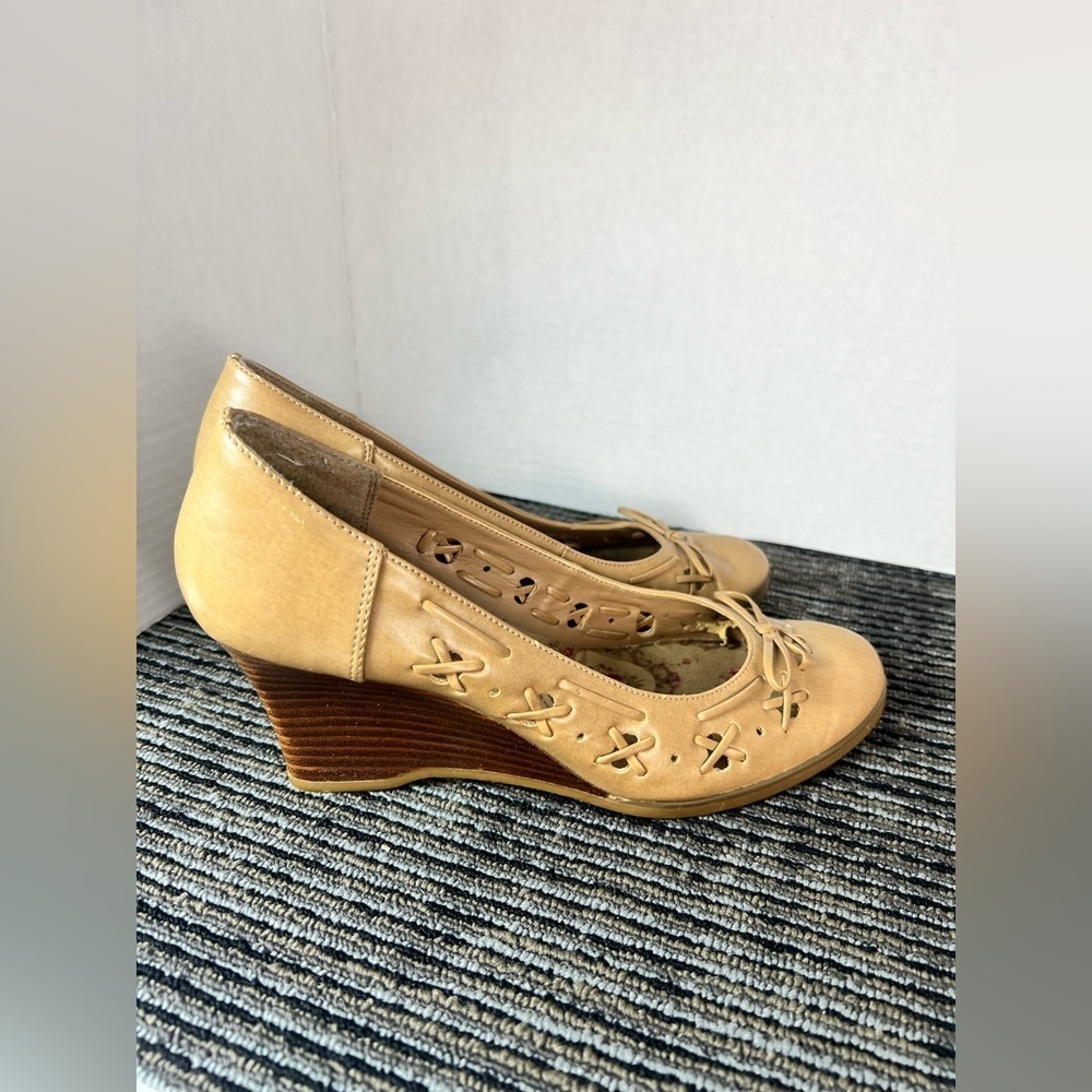 Tan Wedges- Size: 10 - Picture 4 of 8